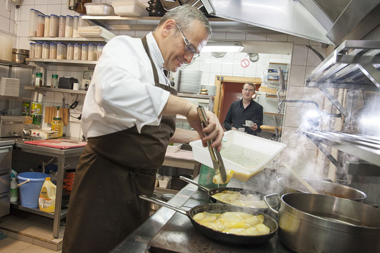 Le patron en cuisine