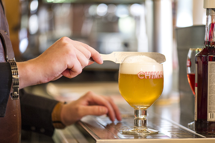 Une bière en train d’être servie